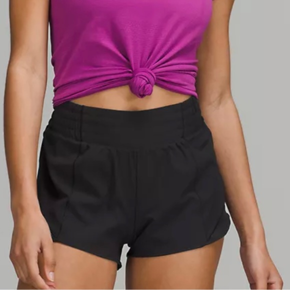 lululemon athletica Pants - Like NEW Lululemon Hotty Hot Short 2.5” size 6 - Black